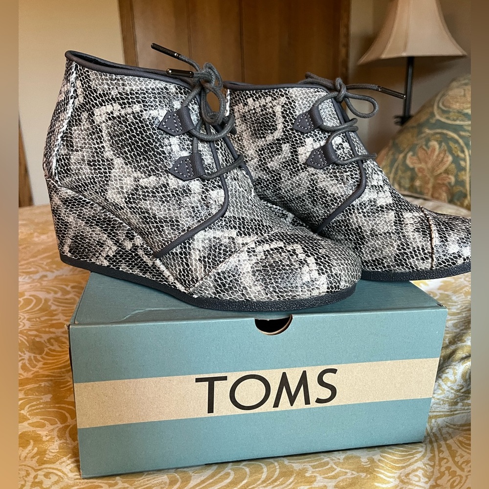 Toms Kala faux snake skin wedge booties, size 8, NWT